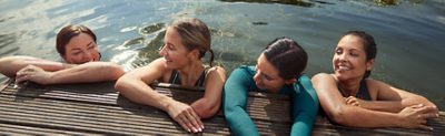 Drei Frauen, die sich unterhalten und  lachen