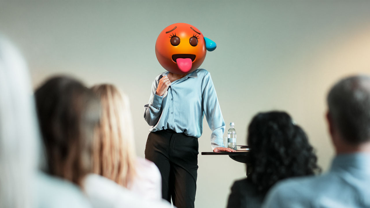 Föredragshållare kvinna med emojihuvud