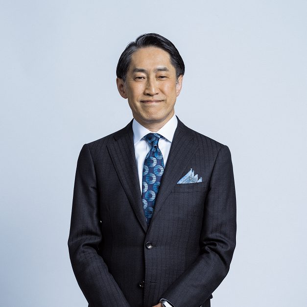 アステラス代表取締役社長CEOの岡村直樹は、分子生物学のバックグラウンドを持ち、約40年にわたり製薬業界で深い経験を積んできました。