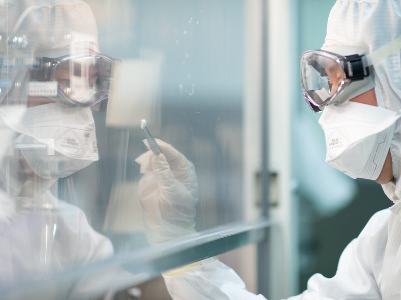 アステラスの研究者が研究室で作業している様子は、科学を新たな領域へと切り拓こうとする同社の取り組みを象徴しています。