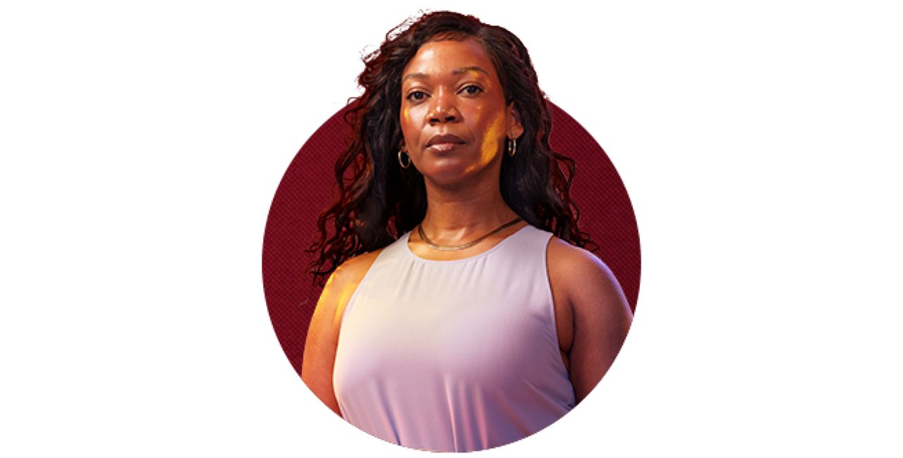  Femme noire d'âge mûr ménopausée regardant la caméra avec confiance, la lumière se reflétant sur sa transpiration.