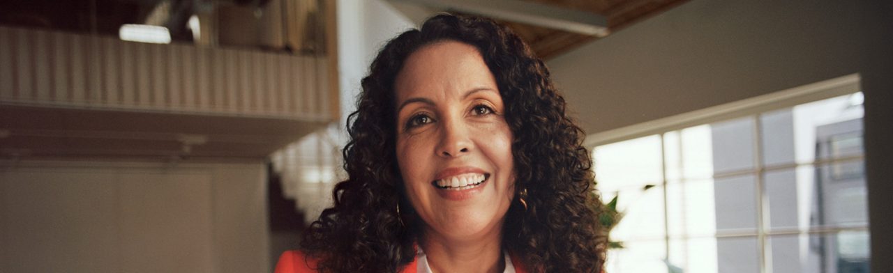 Femme au travail souriante
