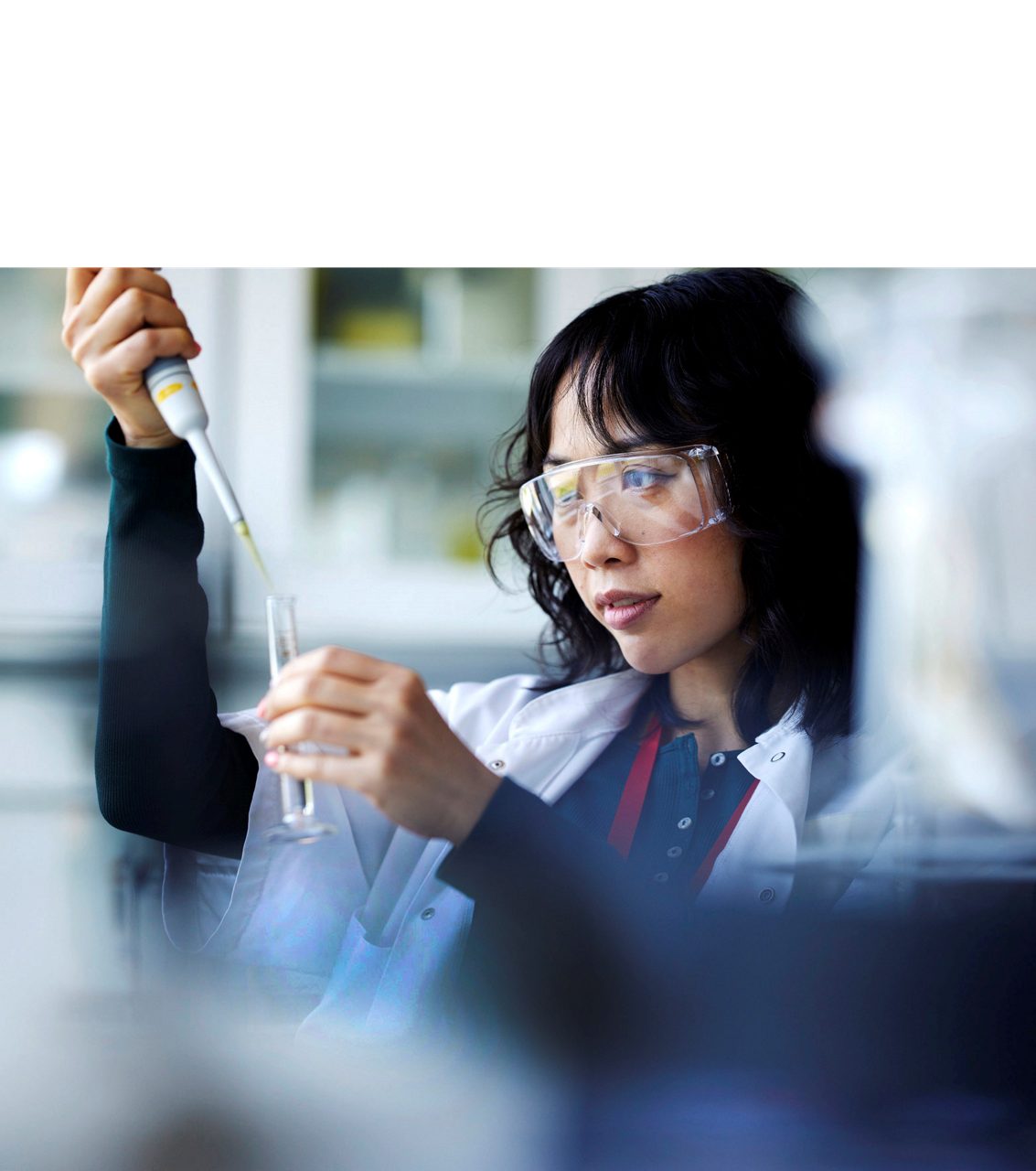 An Astellas scientist in a lab, illustrating the company’s philosophy to improve the health of people around the world. 
