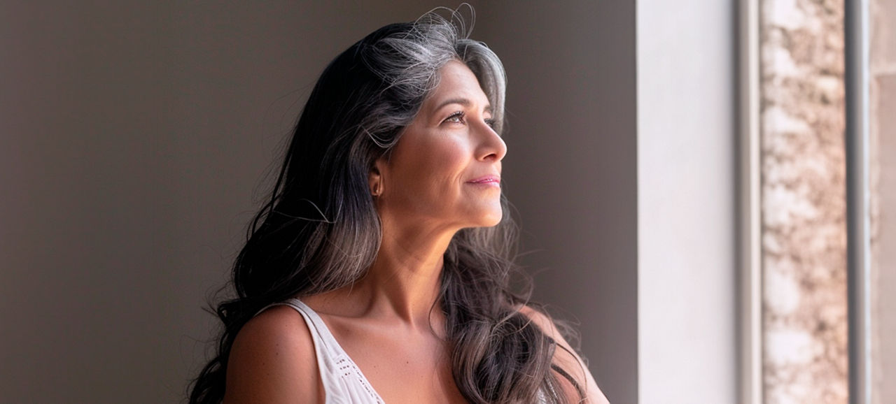 Una mujer mira tranquila tras deshacerse de los síntomas vasomotores provocados por la menopausia