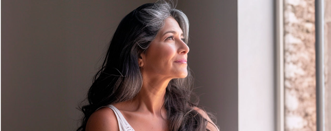 Una mujer mira tranquila tras deshacerse de los síntomas vasomotores provocados por la menopausia