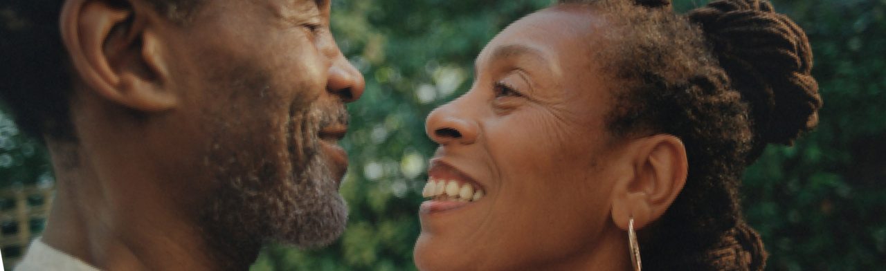 Homme et femme qui sourient
