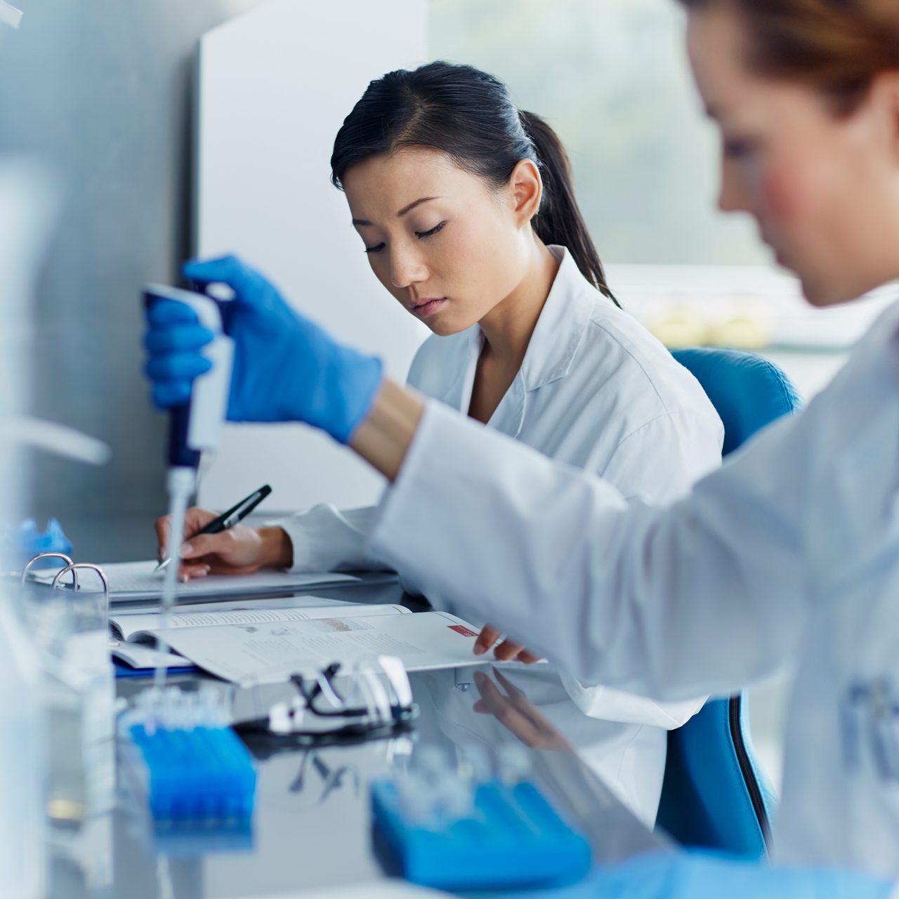 Researchers at Astellas use pipettes in the lab, supporting early-stage drug discovery and the development of promising new therapies.