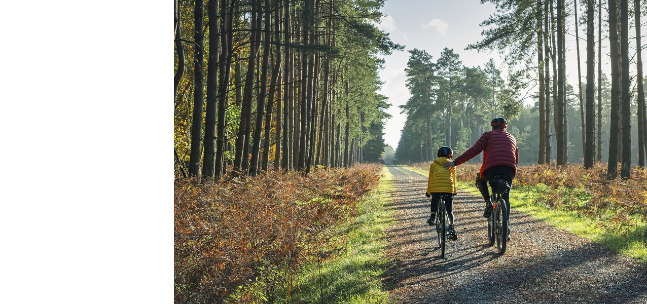 A father and child ride bikes, illustrating Astellas’ focus on sustainability issues.