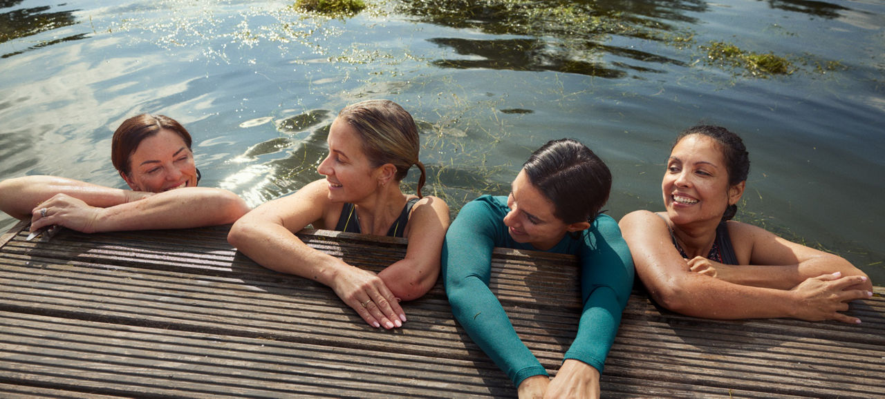 Quatre femmes s’appuient sur la jetée