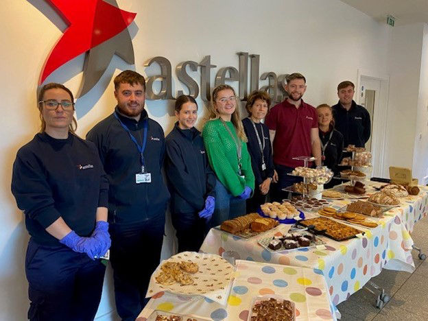 アステラスのアイルランドの社員が、支援を必要とする地域の人々に食料を提供しています。