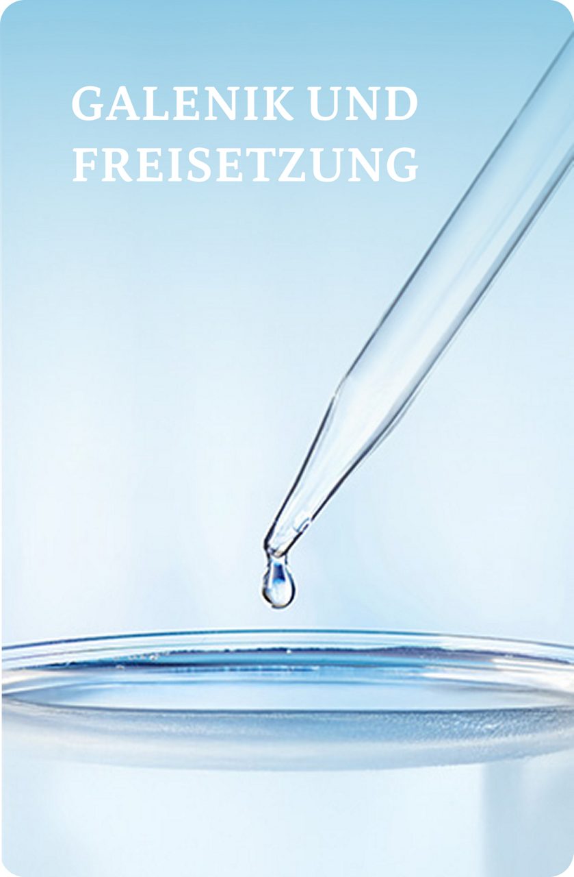 Eine Nahaufnahme einer Pipette, die einen Flüssigkeitstropfen über den Rand einer Petrischale aus Klarglas vor einem hellblauen Hintergrund abgibt.