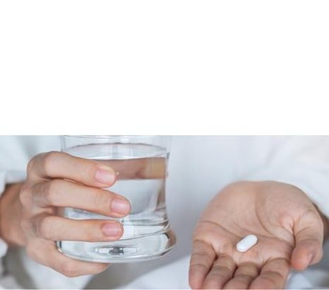 アステラスの医薬品の錠剤を手に持っている様子は、アステラス製品を使用する患者さんへの思いやりと支援を象徴しており、日本で使用可能なアステラスの医薬品の幅広さを表しています。