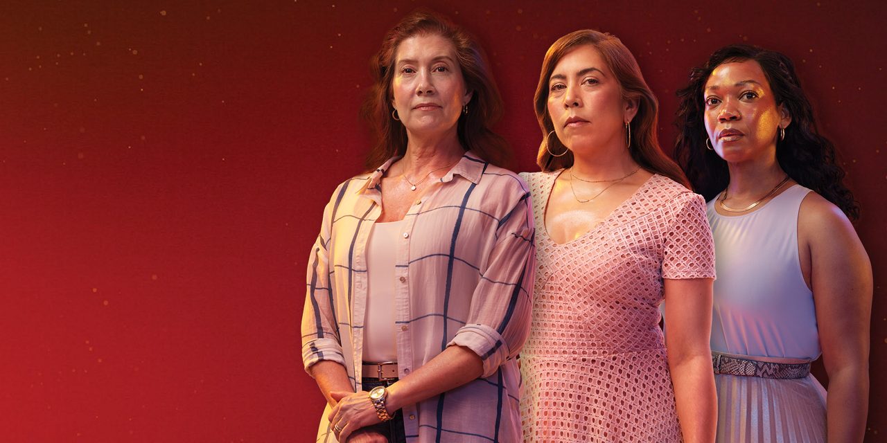  Mujeres menopáusicas de mediana edad (blanca e hispana) que se muestran seguras de sí mismas, con la luz reflejándose en el sudor de la piel.