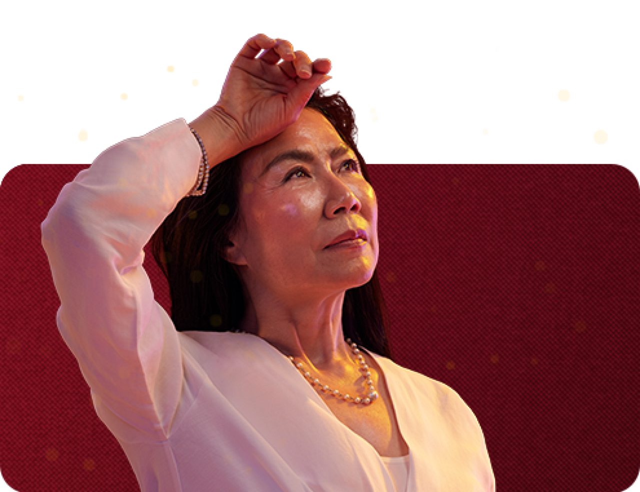 Mulher asiática na menopausa de meia-idade enxuga o suor da testa com a mão direita.