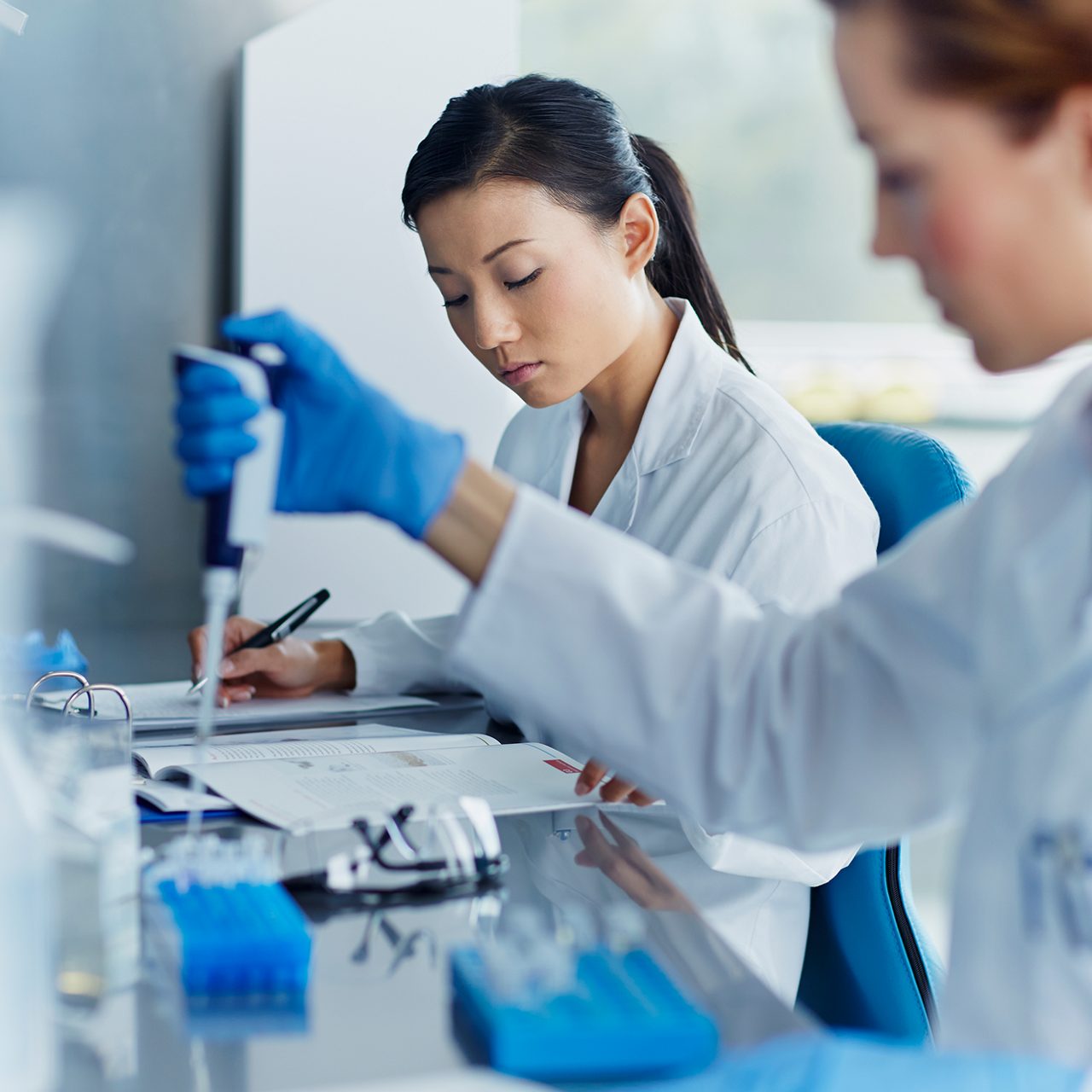 Researchers at Astellas use pipettes in the lab, supporting early-stage drug discovery and the development of promising new therapies.