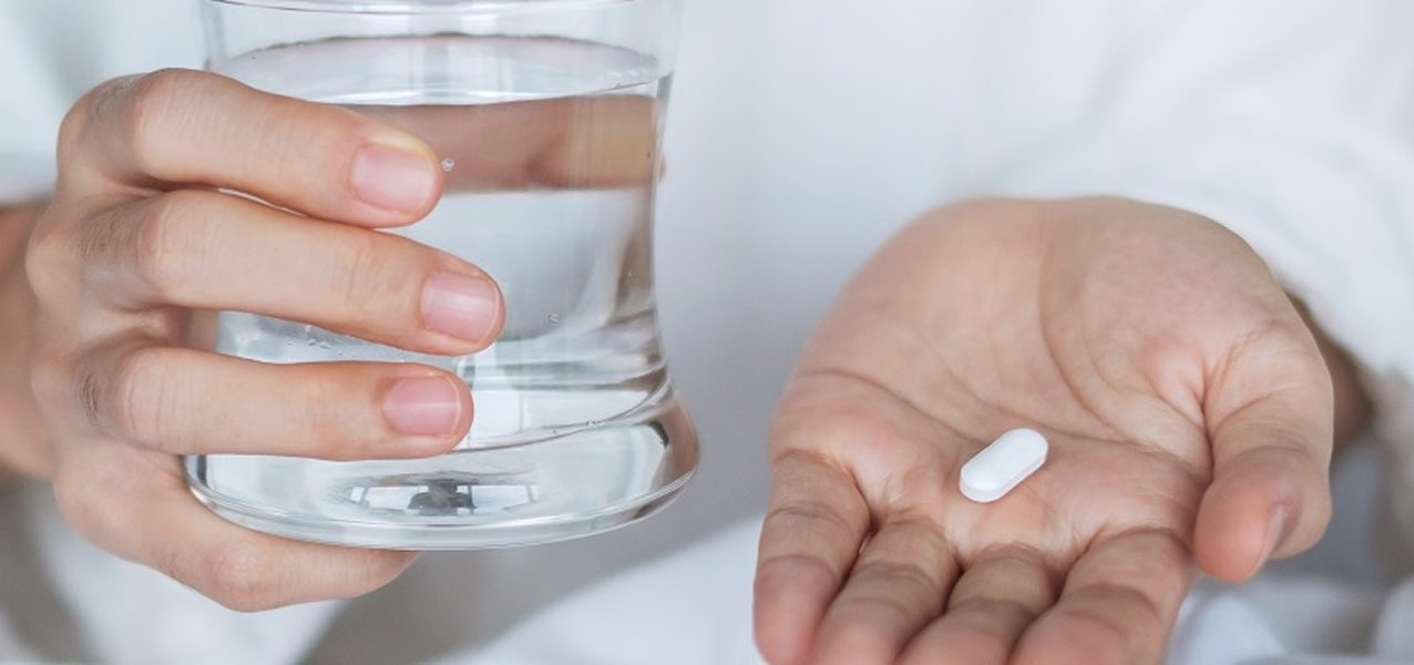 アステラスの医薬品の錠剤を手に持っている様子は、アステラス製品を使用する患者さんへの思いやりと支援を象徴しており、日本で使用可能なアステラスの医薬品の幅広さを表しています。