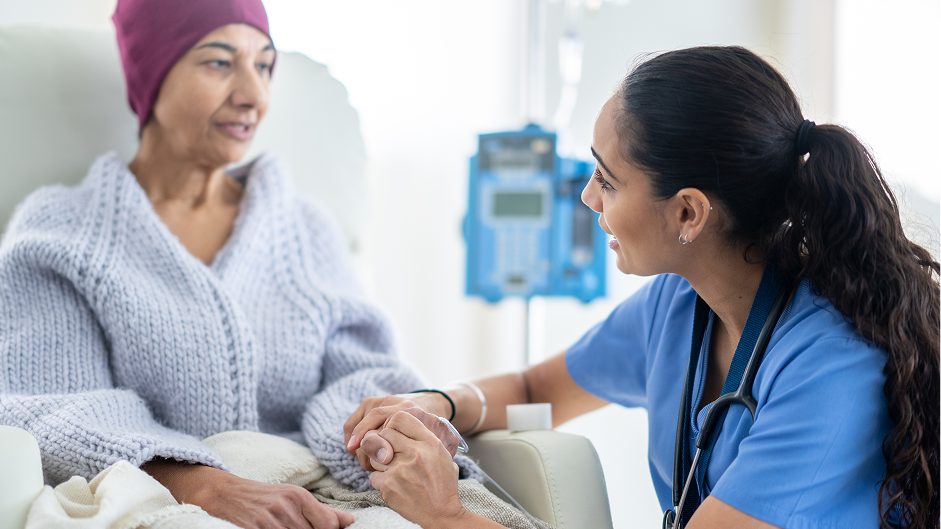 2 人の女性が抱き合いながら、何百万人もの患者の人生を変えてきた治療法に対するアステラス製薬の取り組みを表現しています。