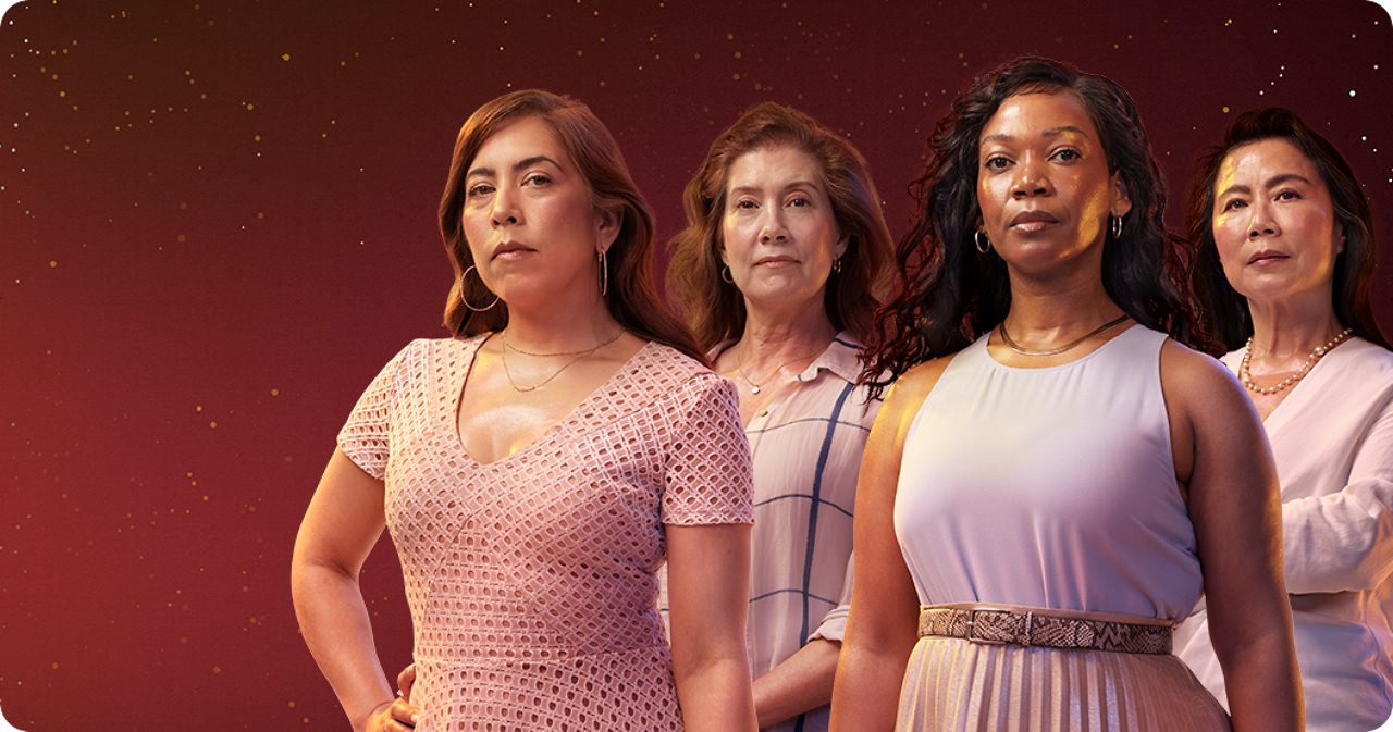 Femmes d'âge mûr ménopausées blanches, noires, hispaniques et asiatiques semblant sûres d'elles, la lumière se reflétant sur leur transpiration.