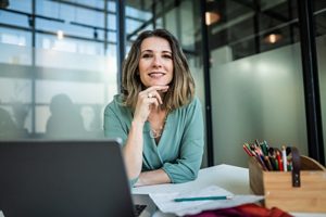 Eine Frau steht im Türrahmen und lacht