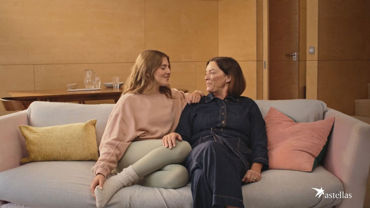 Kvinde står i døråbningen med emoji hoved