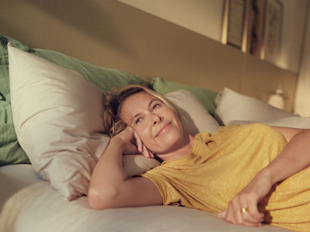 Una mujer mayor de 50 años espera en su casa feliz de no sufrir los sintomas de la menopausia