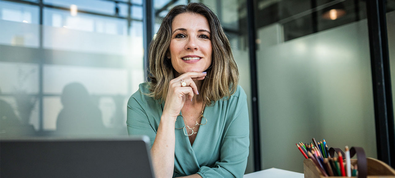 Una mujer mira tranquila tras deshacerse de los síntomas vasomotores provocados por la menopausia
