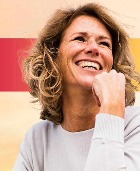 Una mujer mayor de 50 años espera en su casa feliz de no sufrir los sintomas de la menopausia