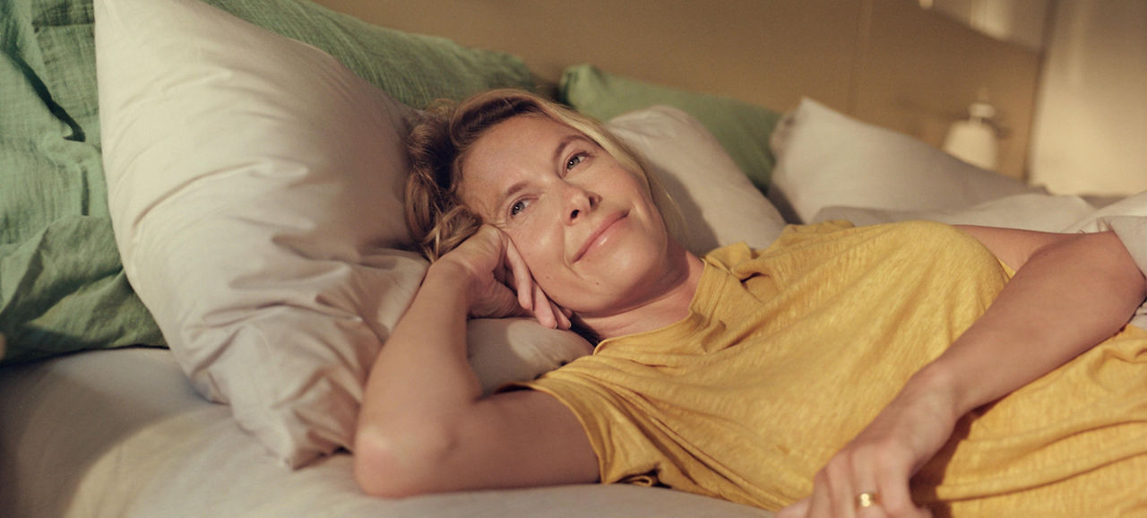 Una mujer mayor de 50 años espera en su casa feliz de no sufrir los sintomas de la menopausia