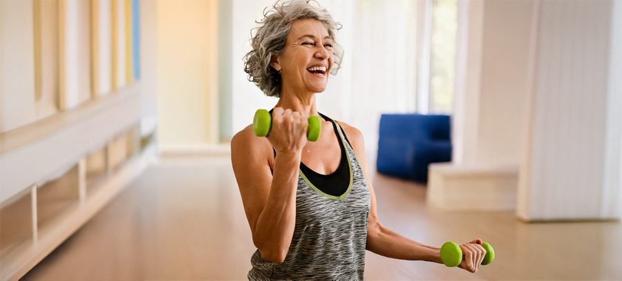 Una mujer hace deporte sin preocuparse de los sofocos