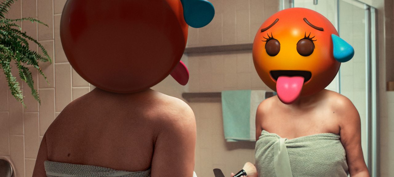 Kvinna i badrum med emojihuvud