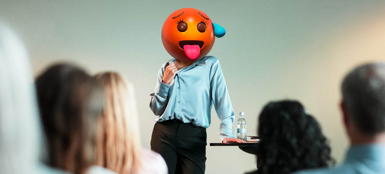 Föredragshållare kvinna med emojihuvud