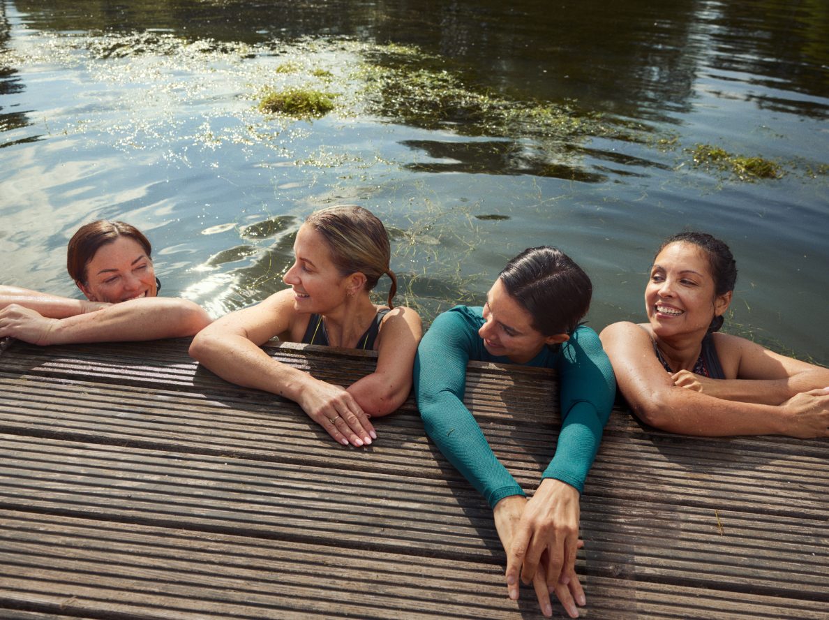 Trois femmes ménopausées heureuses de passer une journée au bord de l’eau.