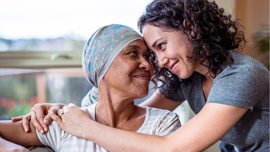 2人の女性が抱き合い、何百万人もの患者さんの人生を変えてきた治療法へのアステラスの取り組みを象徴しています。