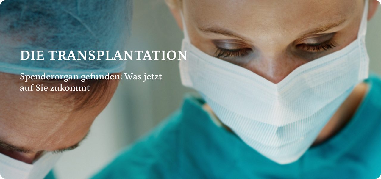 Ein Team von Chirurgen in Kitteln, Masken und Mützen konzentriert sich auf einen chirurgischen Eingriff in einem Operationssaal.