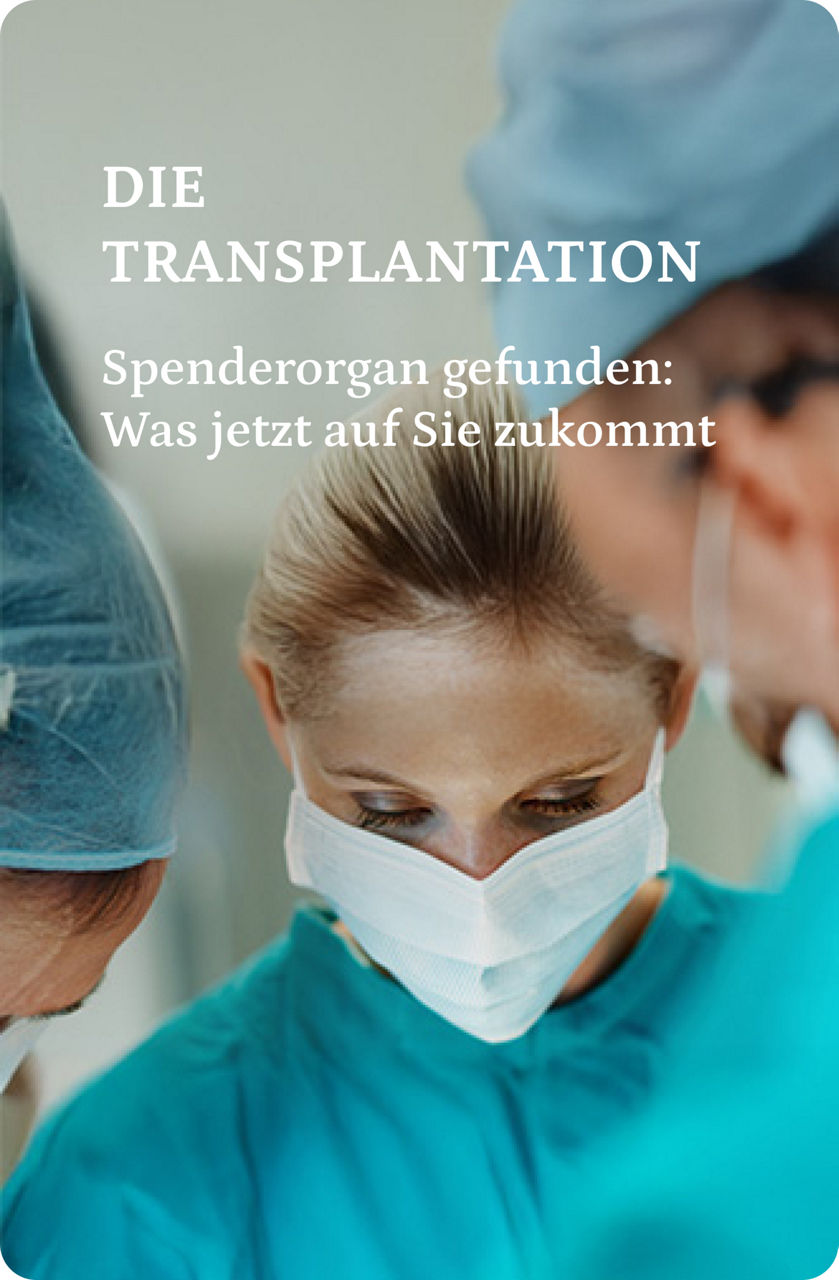 Ein Team von Chirurgen in Kitteln, Masken und Mützen konzentriert sich auf einen chirurgischen Eingriff in einem Operationssaal.