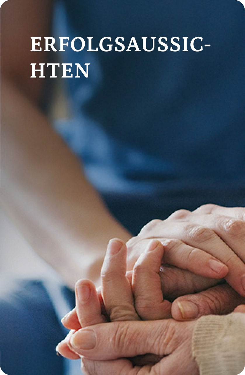 Nahaufnahme einer Pflegekraft, die die Hände eines älteren Menschen in einer tröstenden Geste sanft hält.