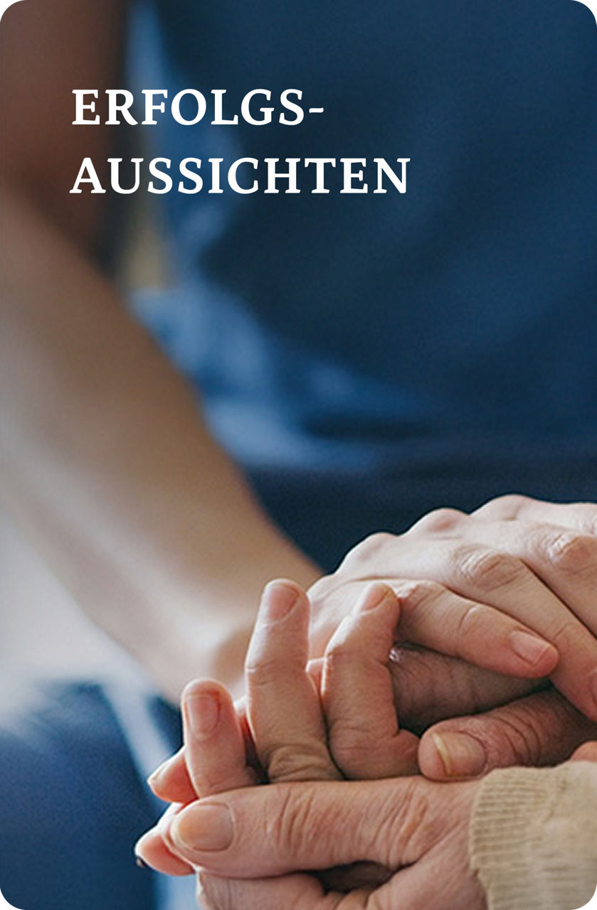 Nahaufnahme einer Pflegekraft, die die Hände eines älteren Menschen in einer tröstenden Geste sanft hält.