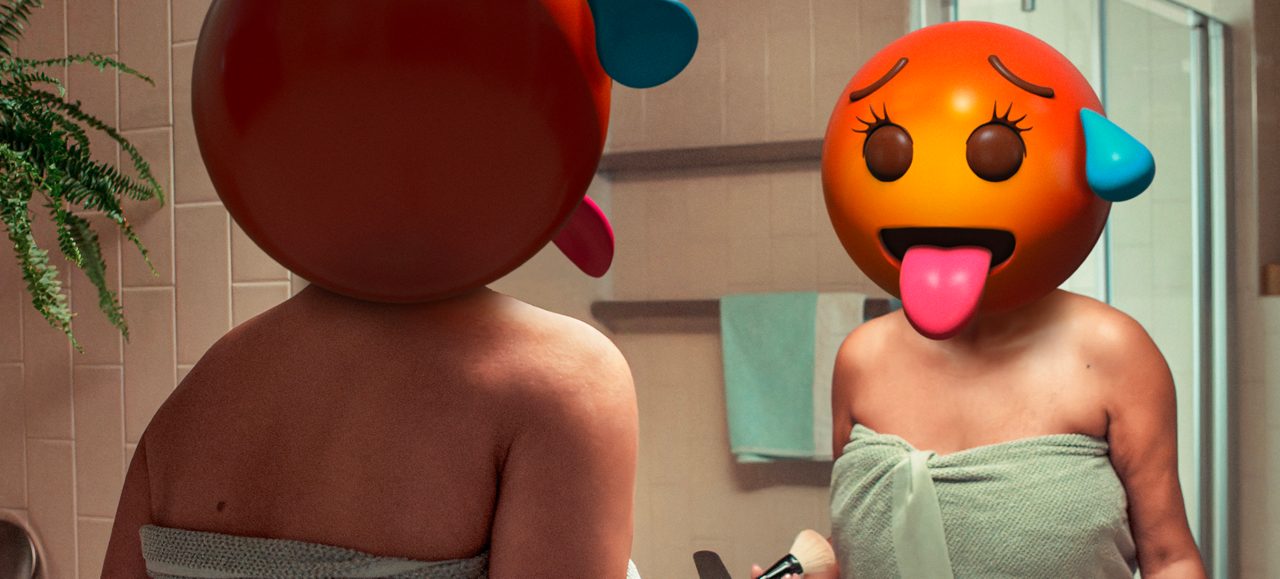 Kvinne på badet med emojihode