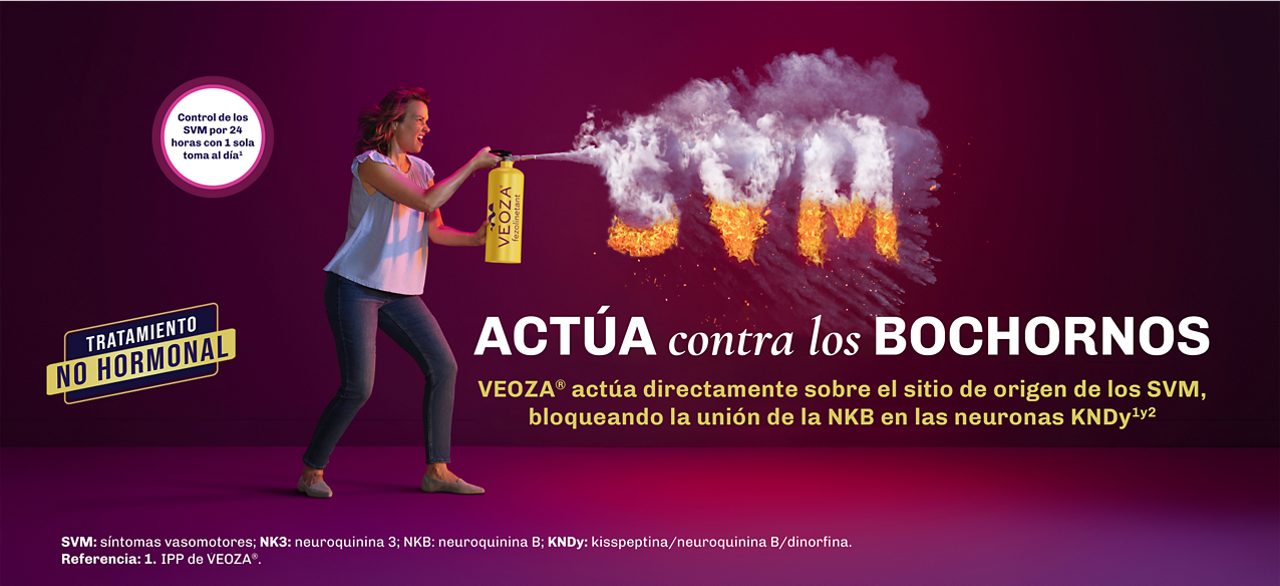 Una mujer apaga con un extintor las letras SVM representando cómo el tratamiento no hormonal con  VEOZA™ (fezolinetant) actúa contra los síntomas Vasomotores (SVM) provocados por la menopausia, como los sofocos
