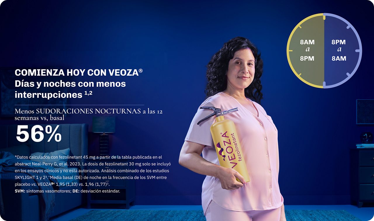 Mujer sonriente sosteniendo un extintor con el logotipo de VEOZA™ (fezolinetant) en su dormitorio.