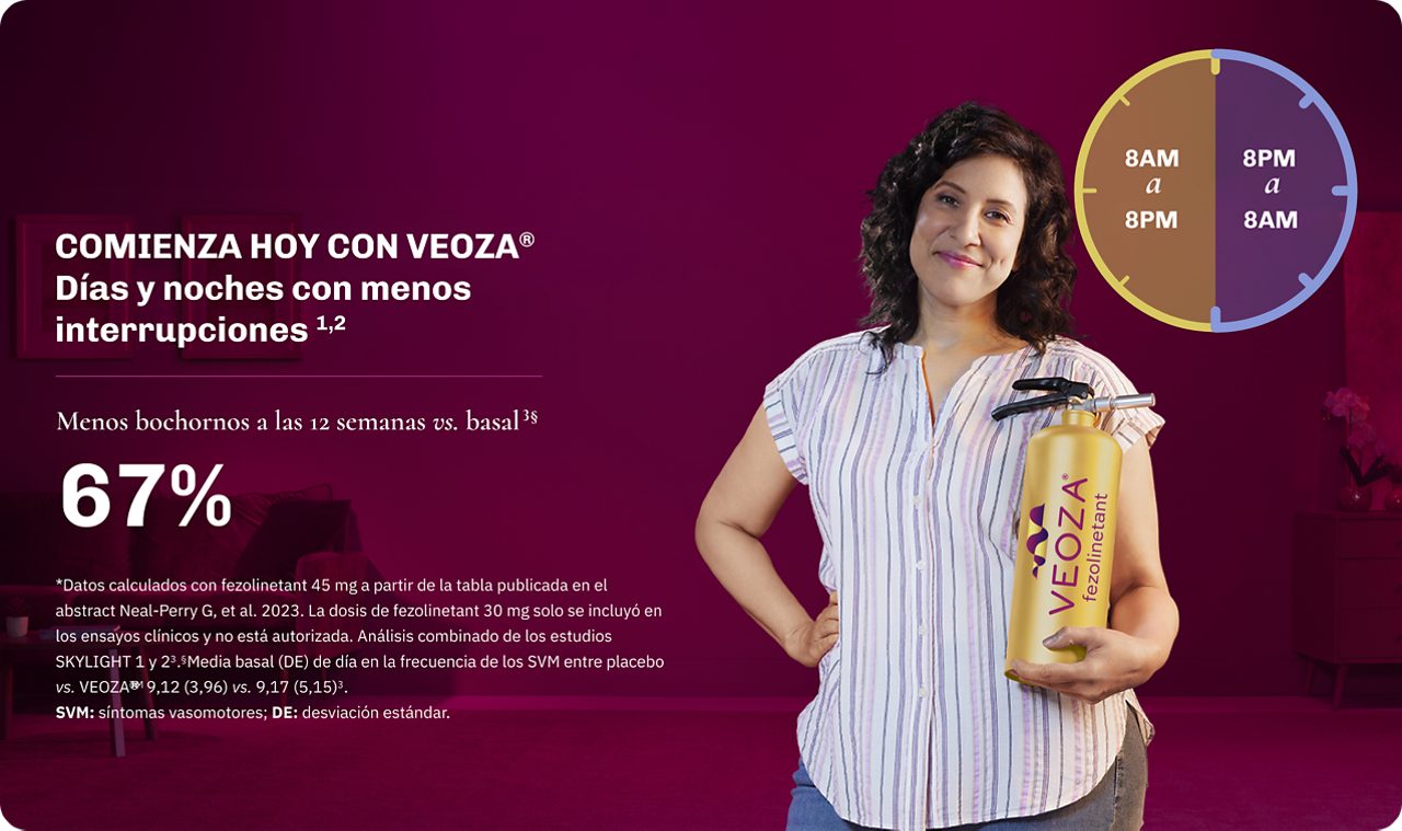 Mujer sonriente sosteniendo VEOZA™ (fezolinetant) logo extintor de incendios en un dormitorio oscuro en cálida luz ámbar.