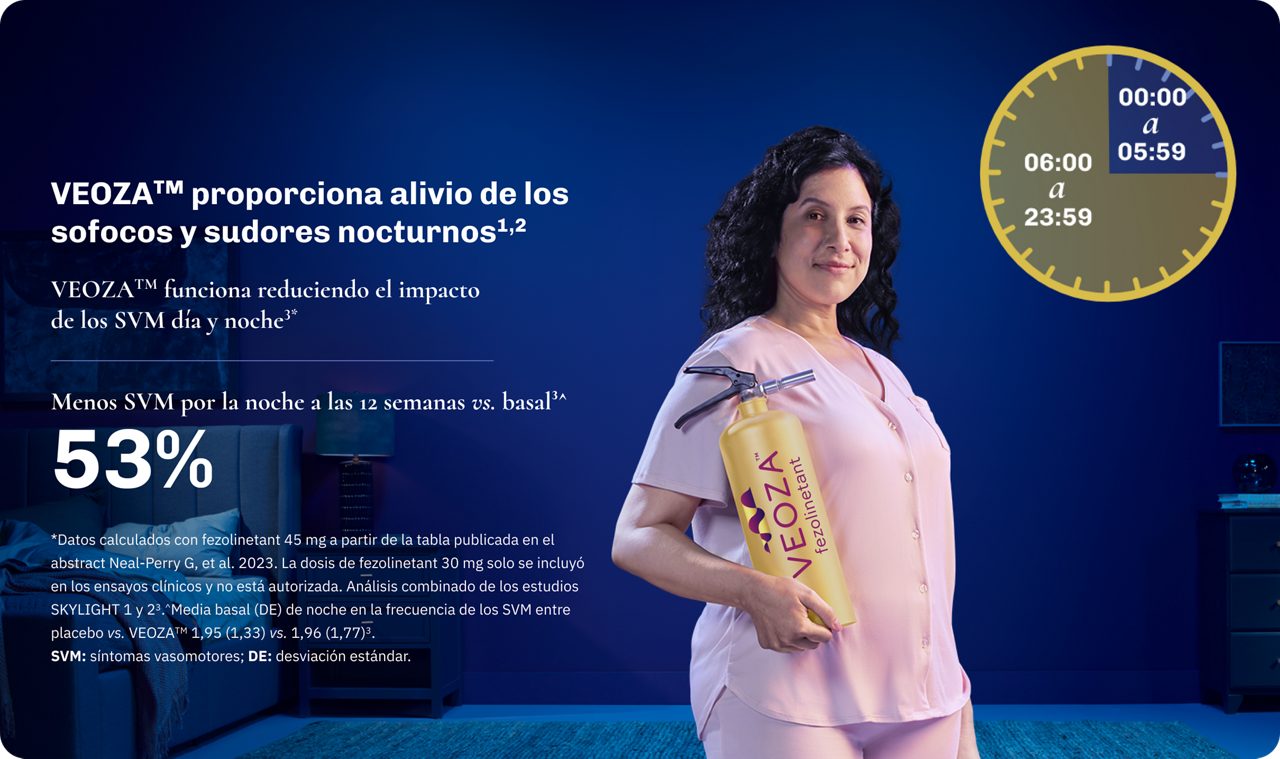 Mujer sonriente sosteniendo un extintor con el logotipo de VEOZA™ (fezolinetant) en su dormitorio.