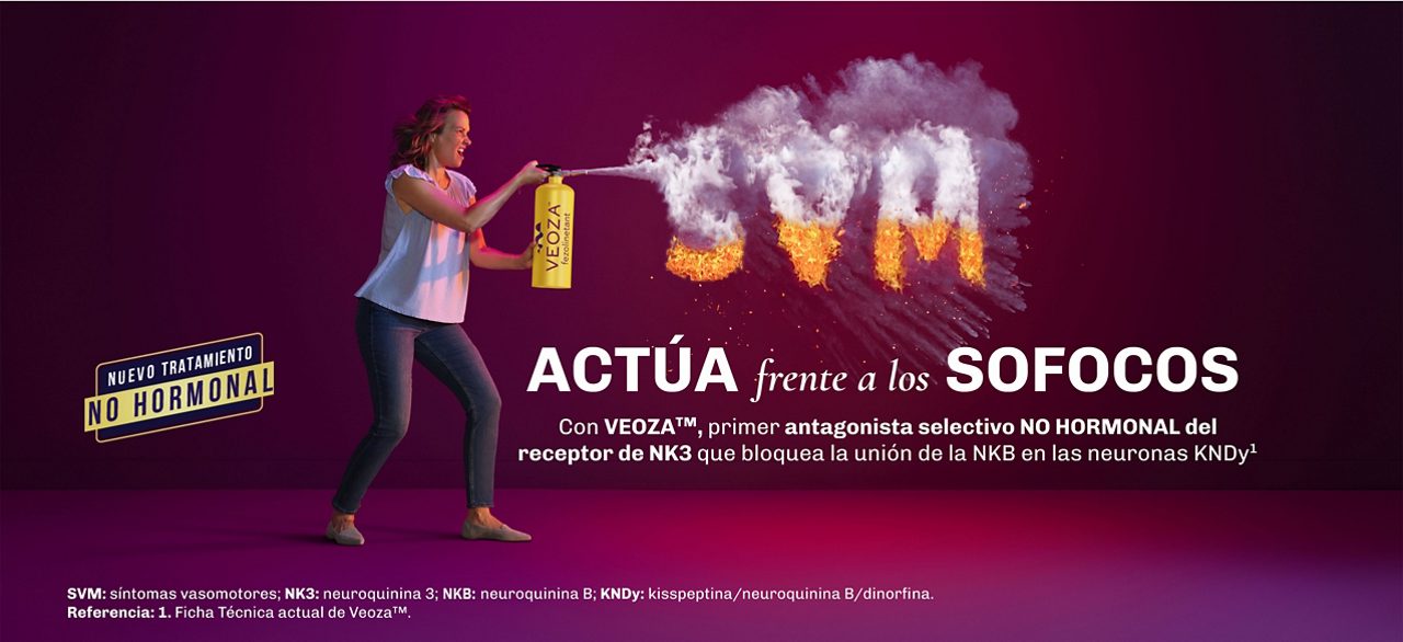 Una mujer apaga con un extintor las letras SVM representando cómo el tratamiento no hormonal con  VEOZA™ (fezolinetant) actúa contra los síntomas Vasomotores (SVM) provocados por la menopausia, como los sofocos