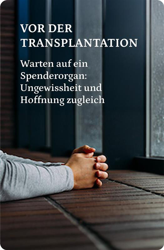 Eine Person in einem grauen langärmeligen Hemd sitzt mit gefalteten Händen auf einer gemauerten Fensterbank und schaut an einem regnerischen Tag aus dem Fenster.