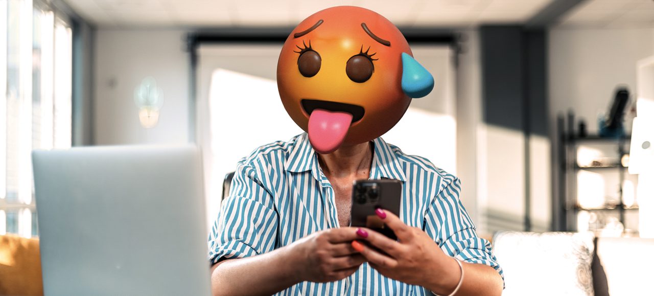 Kvinde med emoji hoved og telefon