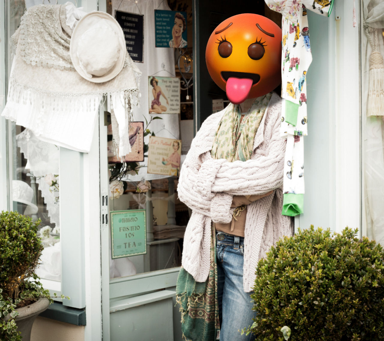 Nainen emojipäällä seisoo ovella