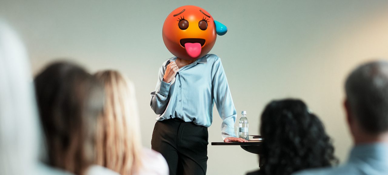 Nainen emojipäällä puhumassa