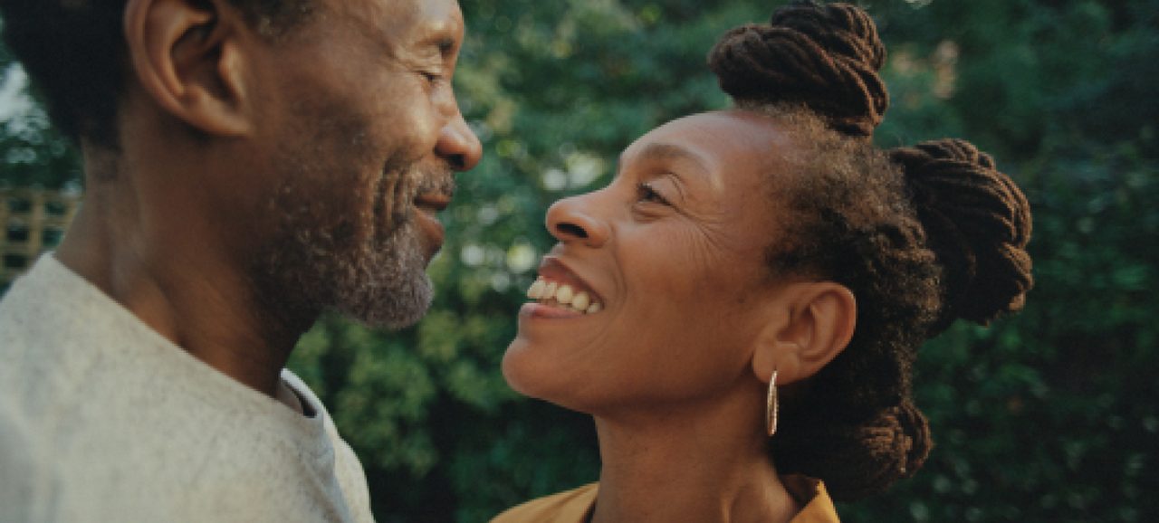 Homme et femme qui sourient