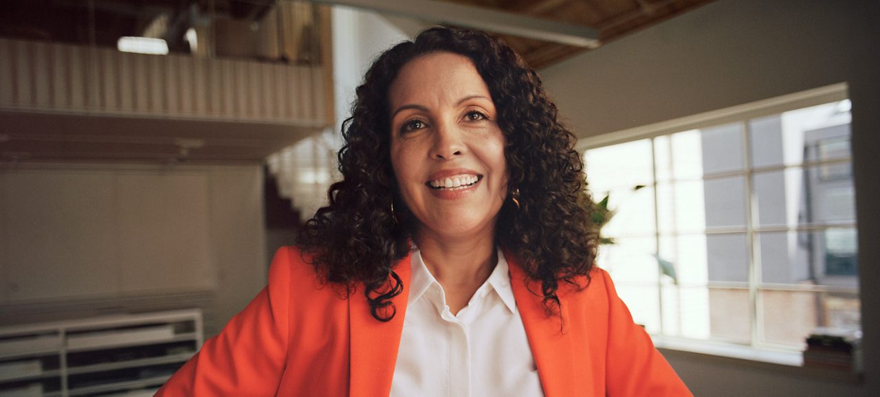 Femme au travail souriante